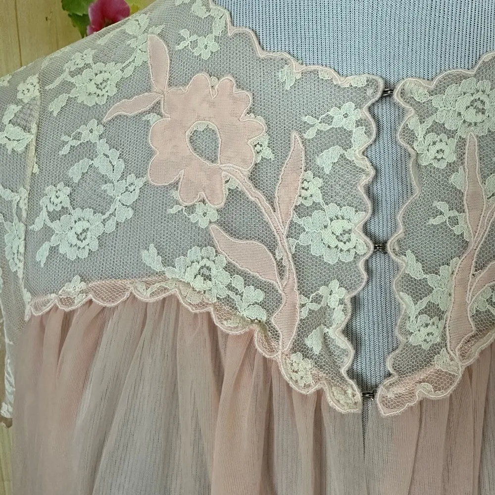 VINTAGE Avian Pink Sheer Nylon and Lace Night Gown Size M - Image 5