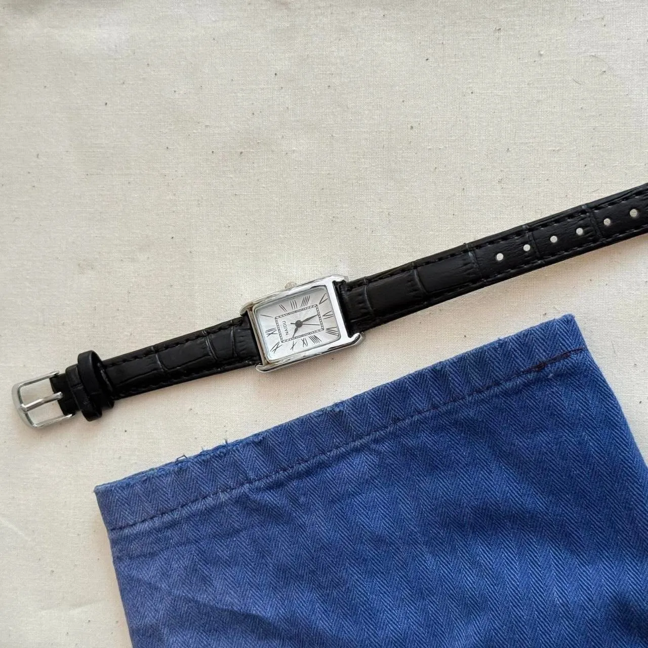 Dainty Vintage Black Leather Silver Luxury Watch - Image 4