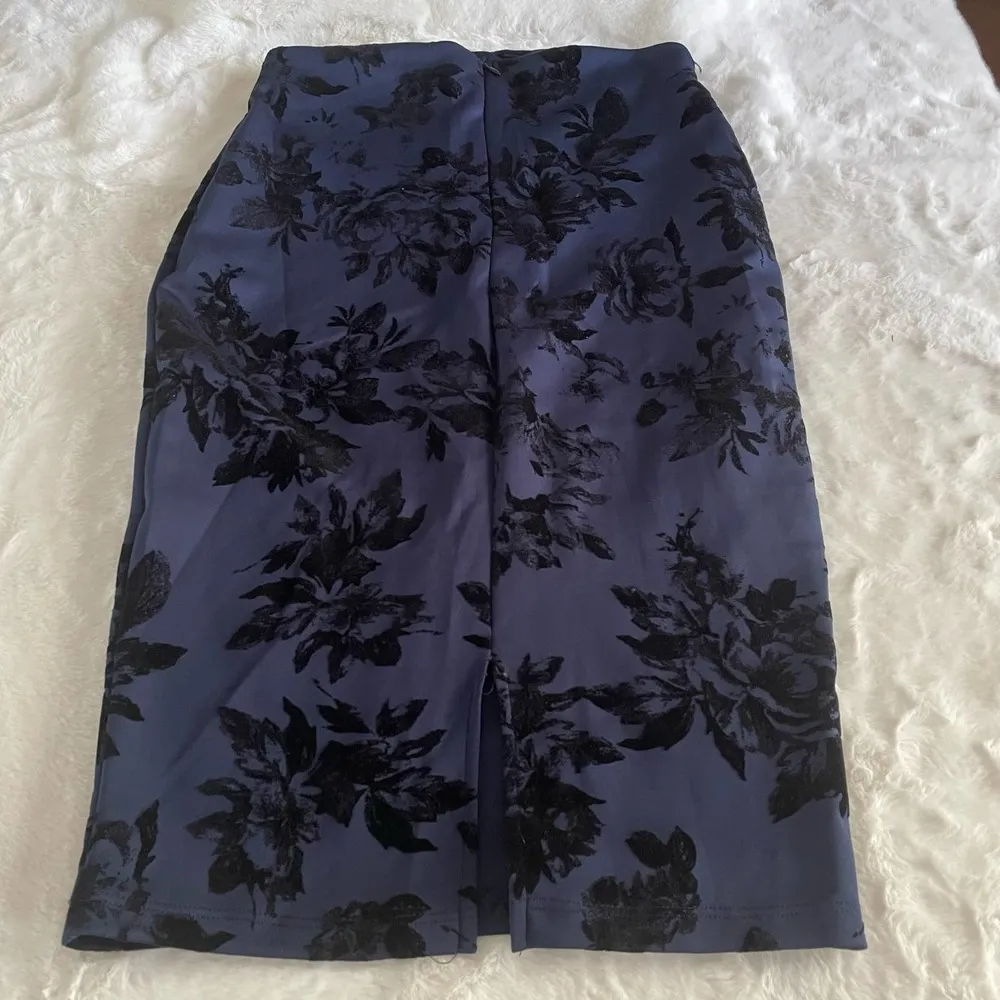 new lulus black blue floral skirt size large - Image 2