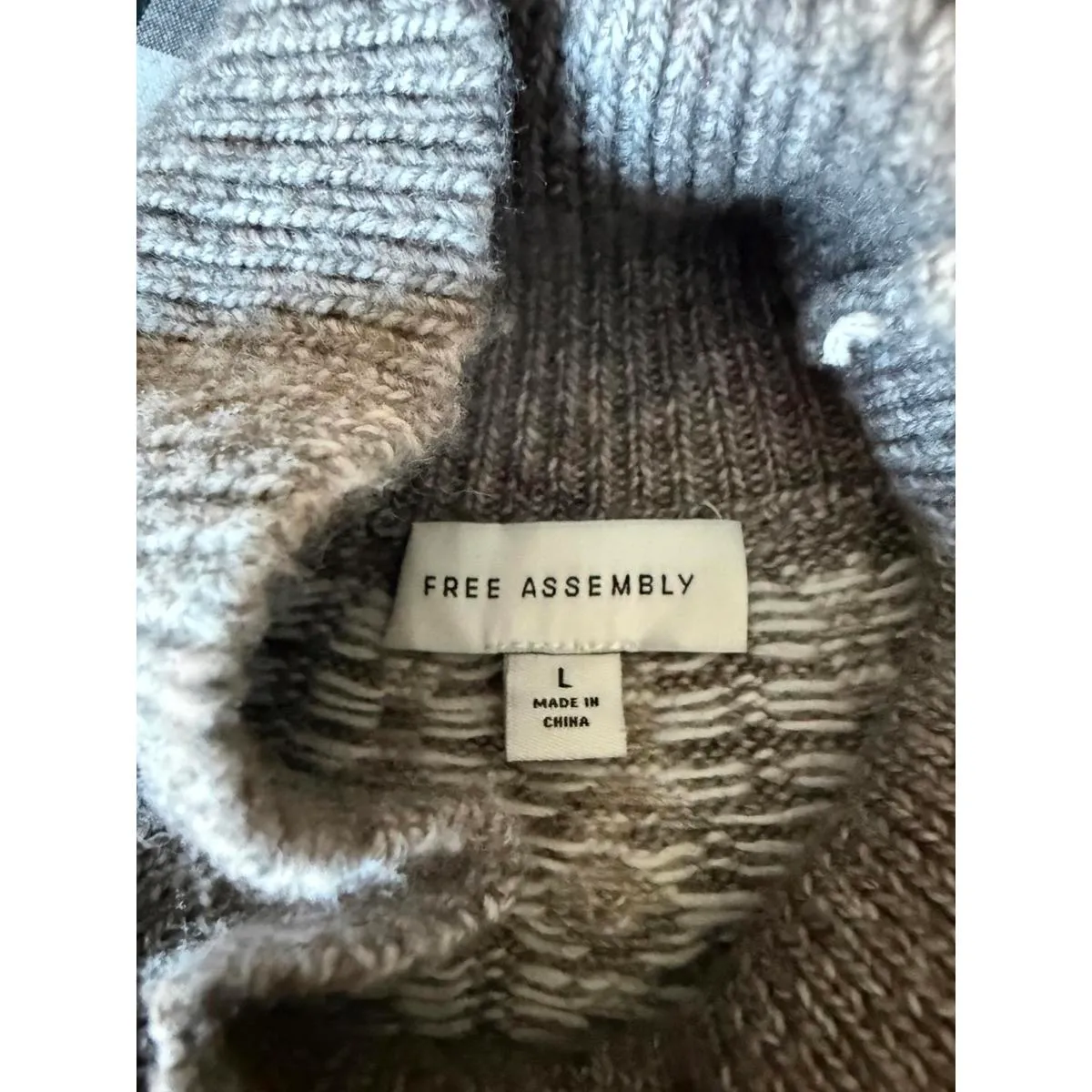 Free Assembly Women's Beige and White Fair Isle Patterned Turtleneck Sweater Size L - Image 4