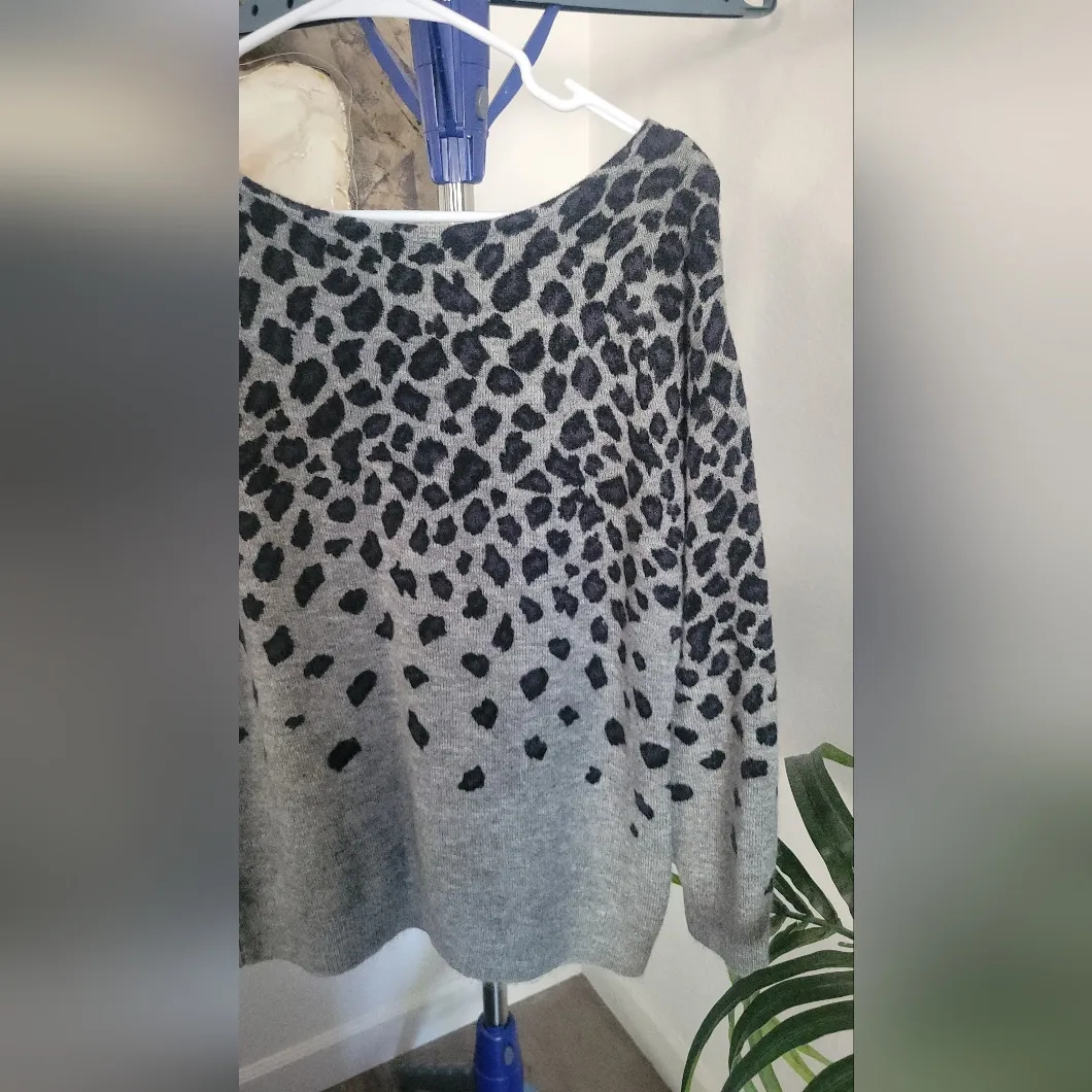 Lascana Venus leopard print cold shoulder sweater sz. M - Image 4