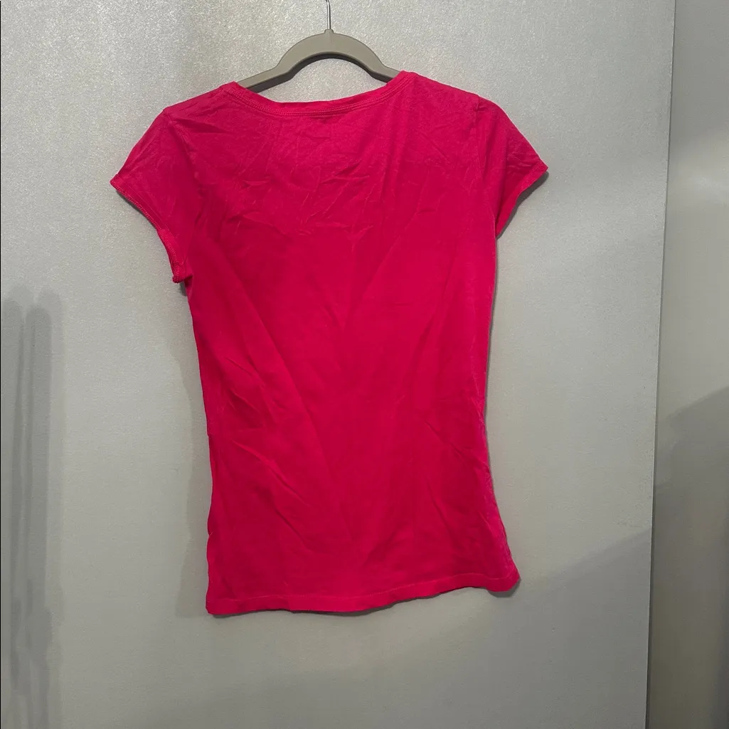 New York &‎ Company “QUEEN” Graphic Tee Hot Pink Metallic Lettering Size M - Image 4