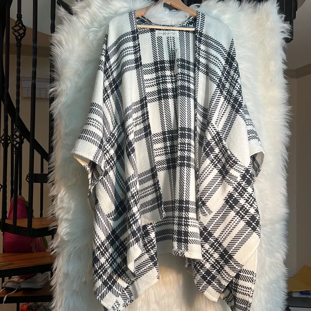 NWT Abercrombie and Fitch plaid navy and white oversized cape poncho sweater - Image 3