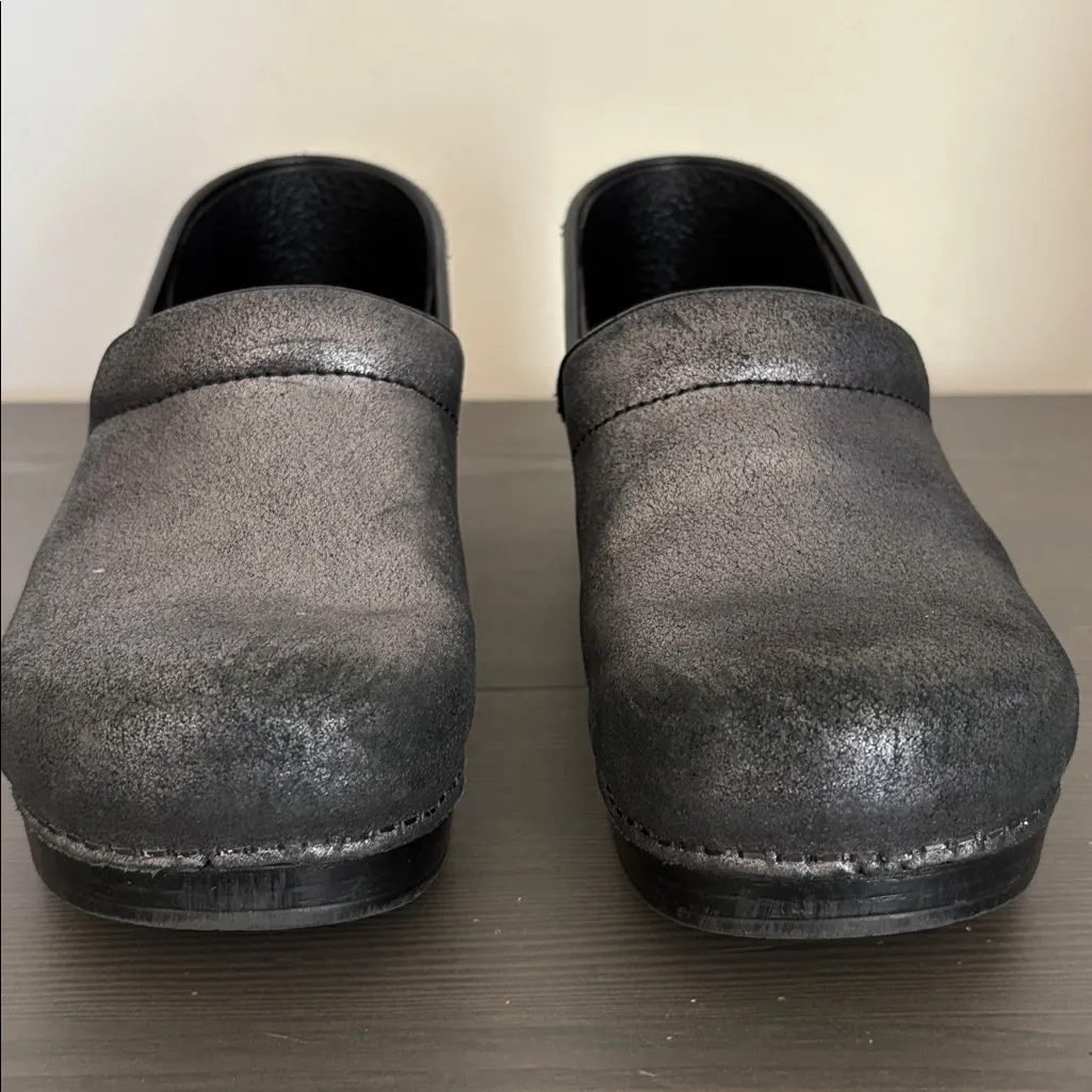 Dansko Professional metallic suede clogs black size 41 - Image 3