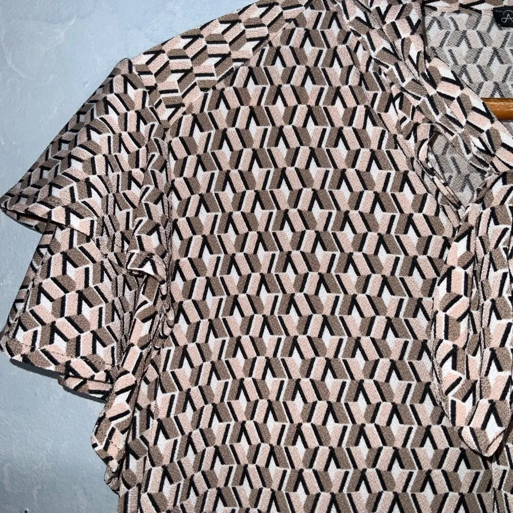 Adrianna Papell Tan Geo Print Stretch Knit Retro Ruffle Sleeve Tie Neck Blouse S - Image 4