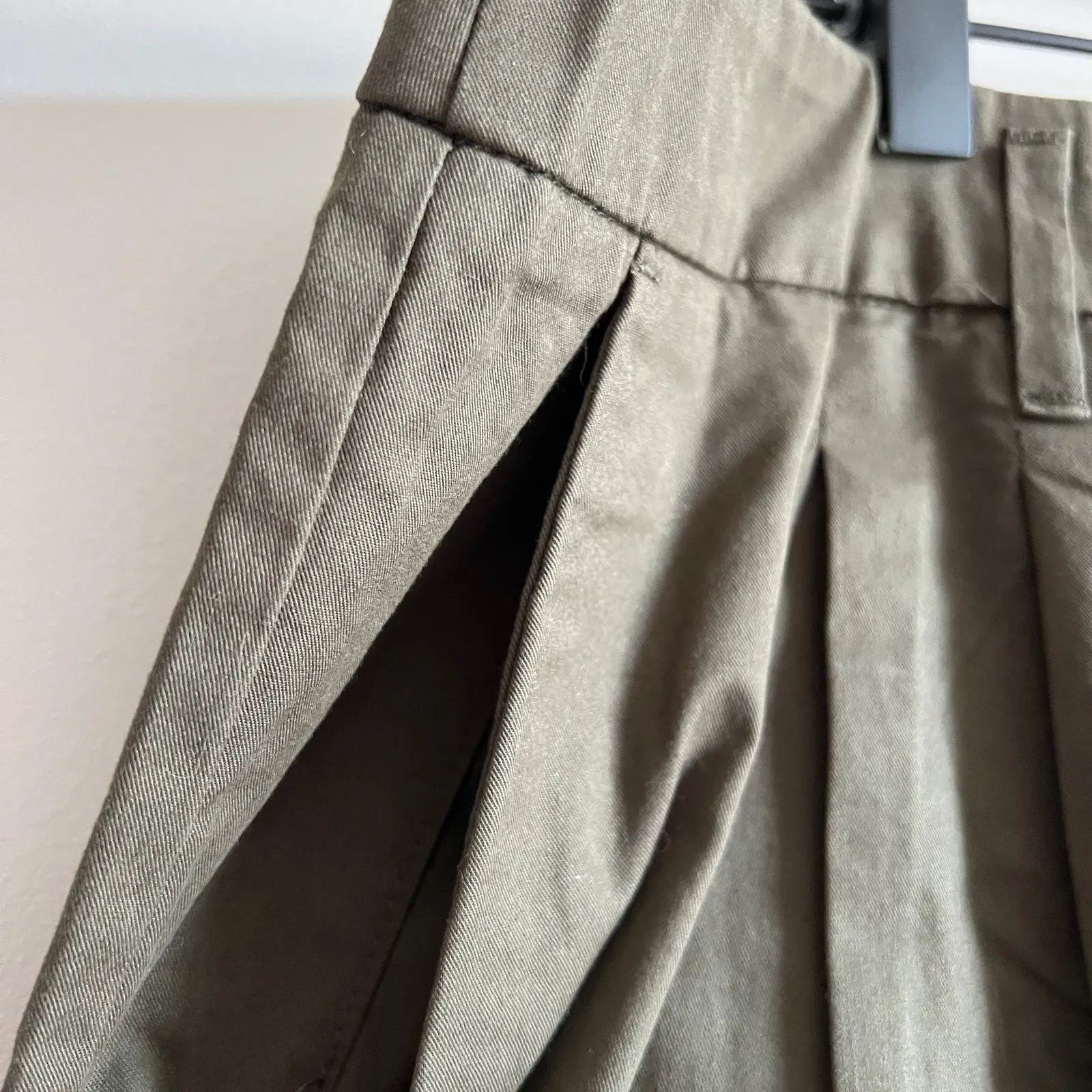 A New Day Women's Olive Green Pleat Front Straight Chino Pants - Size 16 - NWT - Image 3