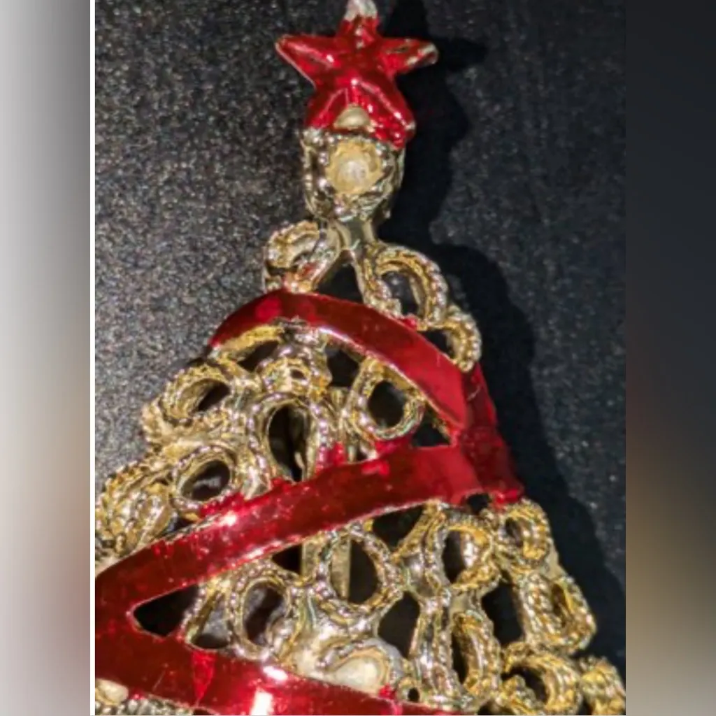 Vintage Gold Tone‎ & Red Enamel Ribbon Accent Christmas Tree Pin Brooch - Image 3
