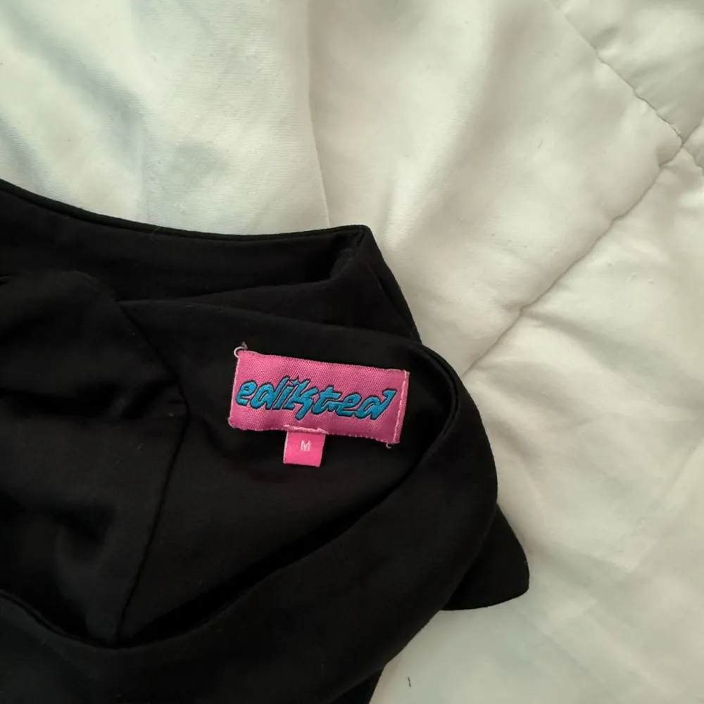 edikted gina one shoulder black top - Image 4