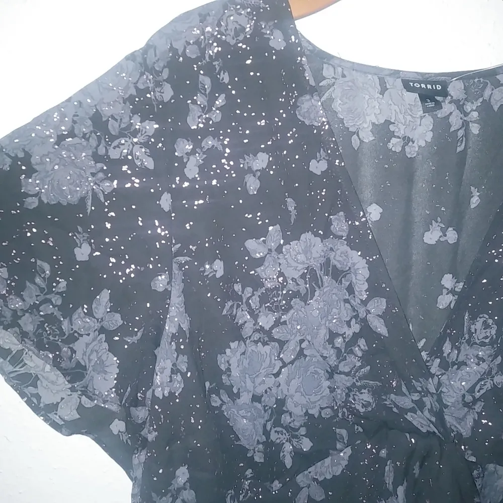 Torrid 3X Pink Midnite Floral Sparkle Lavender Black Capped Sleeved V-Neck Top - Image 3