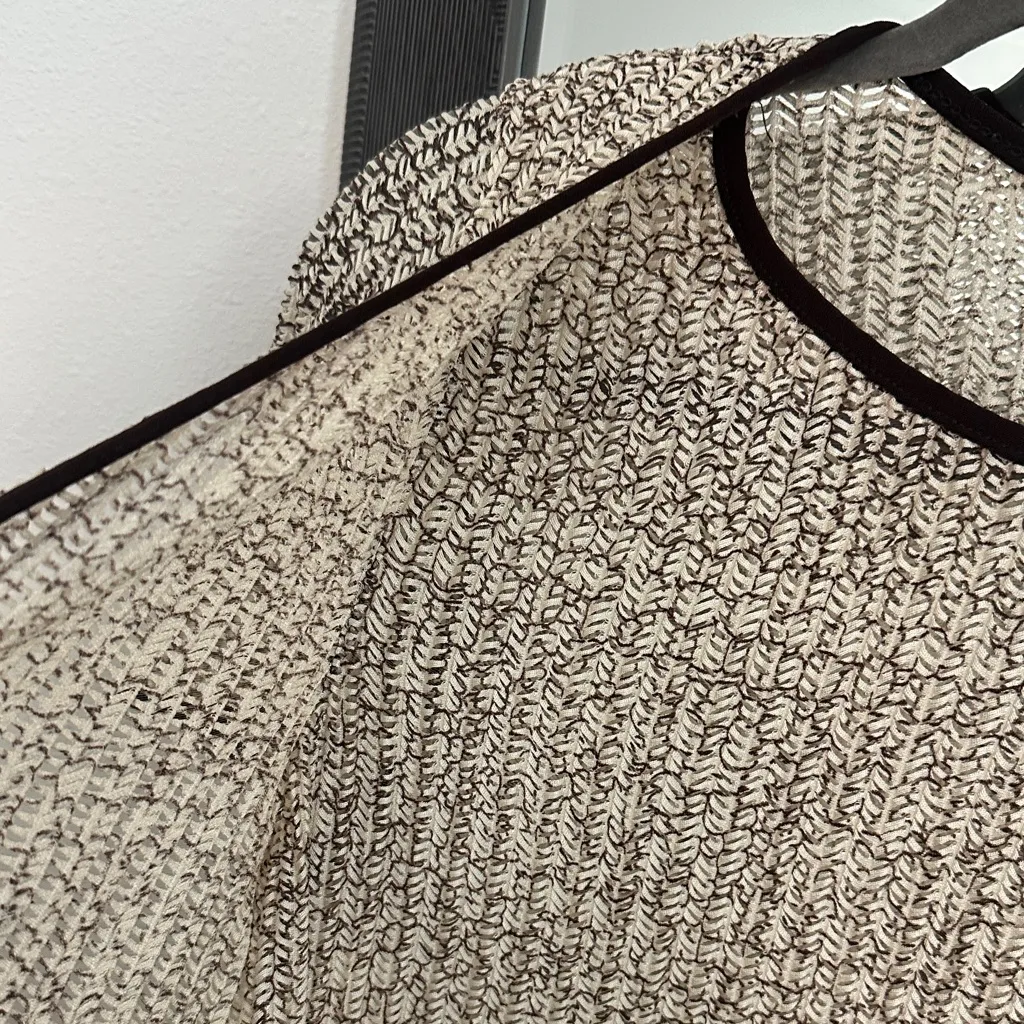 Elegant Black and Cream Women's Top Size undefined - Image 2