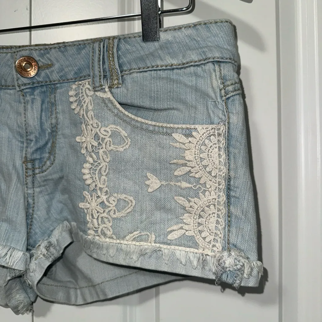 Rewind Floral Lace Summer Jean Shorts Size 9 - Image 3
