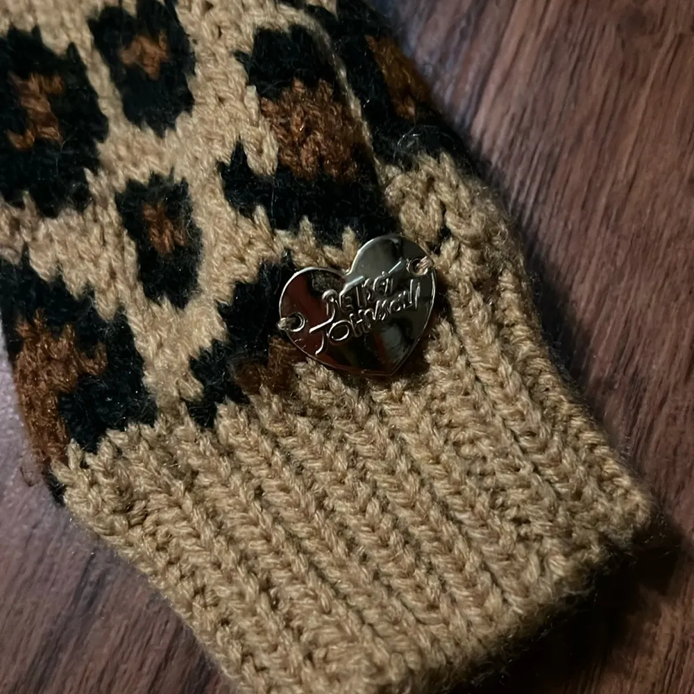 Betsey Johnson NWOT  leopard gloves - Image 2