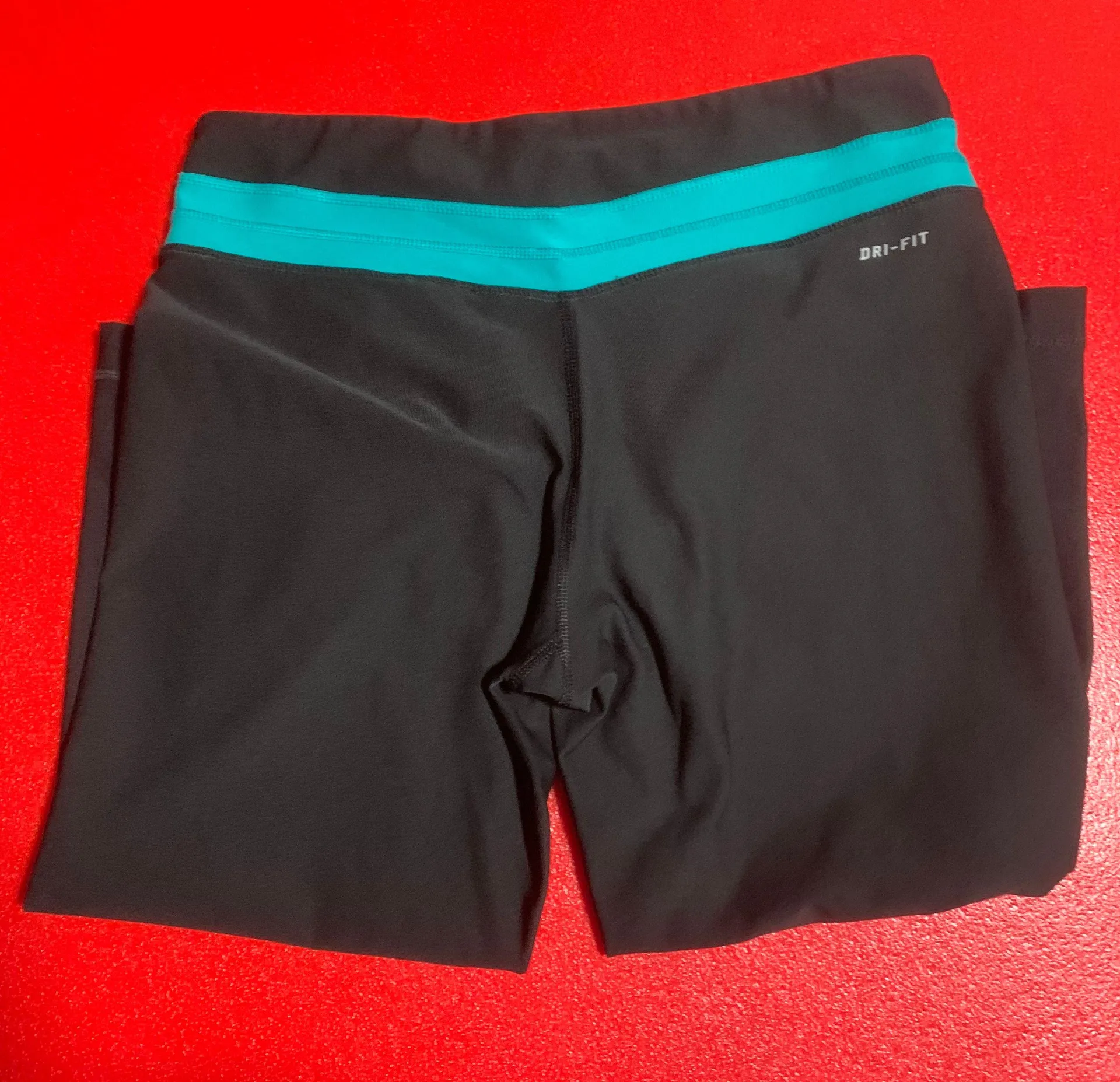 Dri-Fit cropped workout pants black size S - Image 2