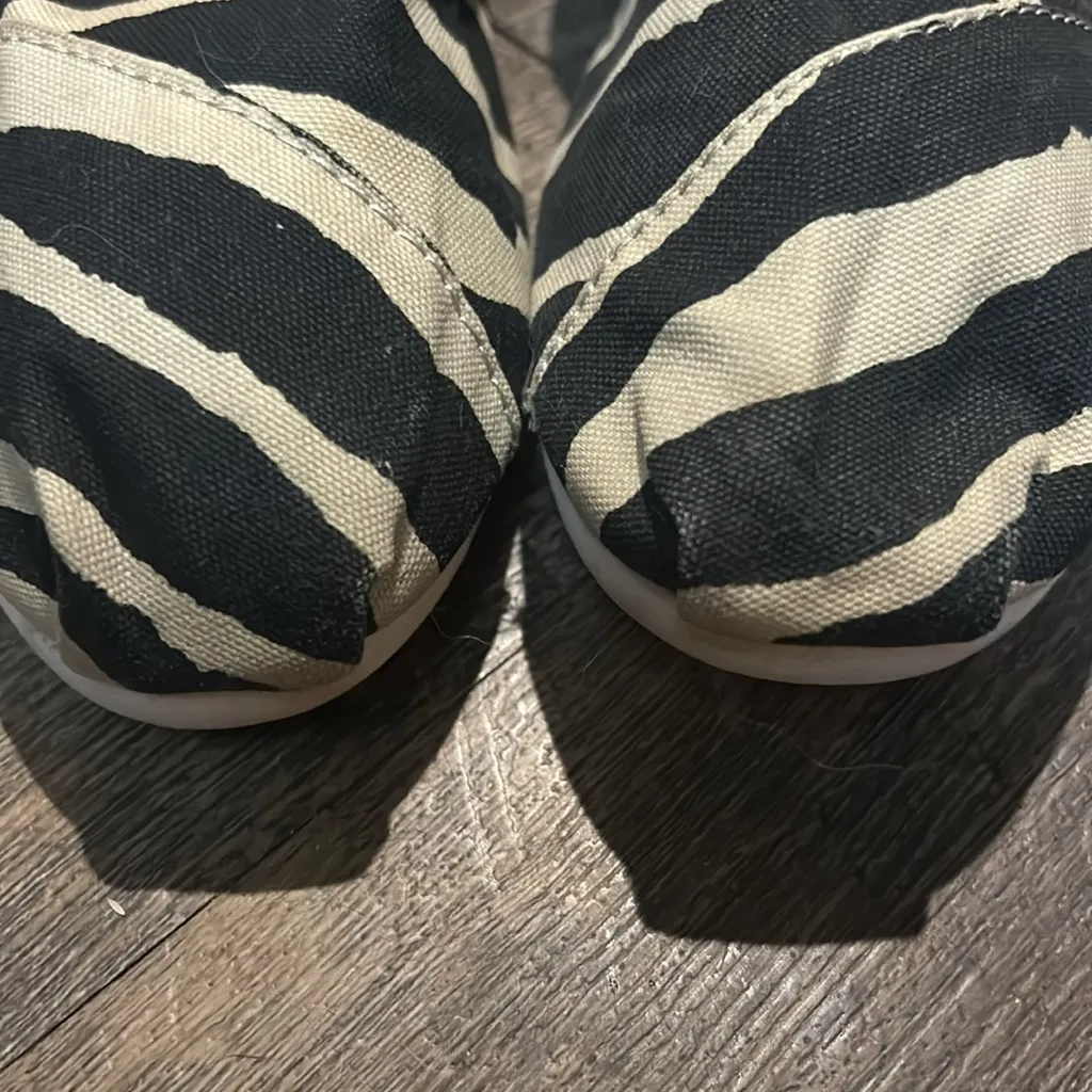 TOMS Women Black‎ & Tan Zebra Print LightWeight Flat Slip On Shoes Size 9 W Black - Image 7