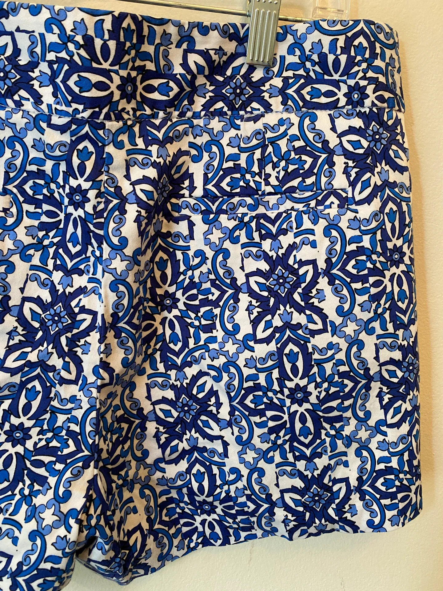 For Design Nation Blue White Scroll Print Shorts Size 8 - Image 4