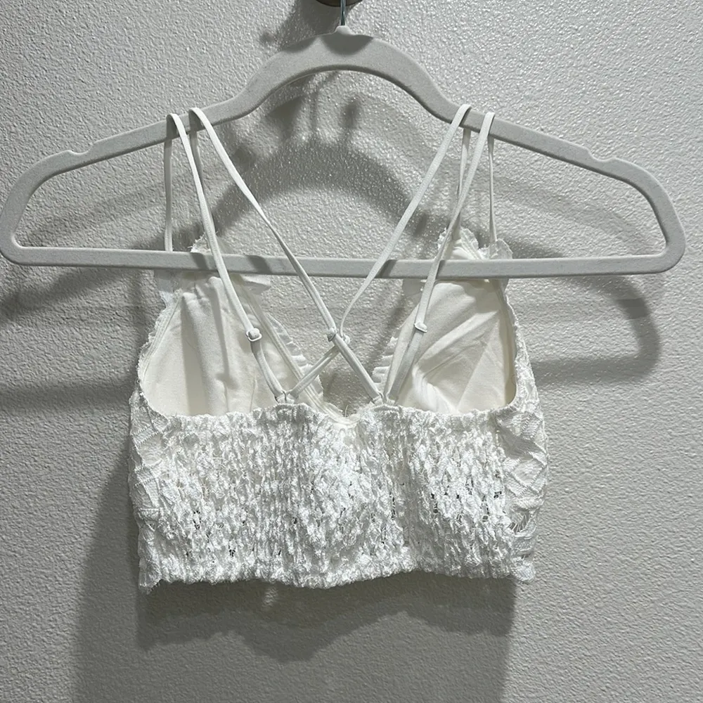 White Lace Bra with Adjustable Straps and V-Neckline - Image 3