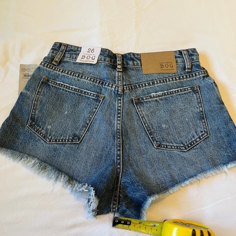 BOG Collective Charlotte Distressed Jean Shorts with Rivets Size 26 NWT - Image 7