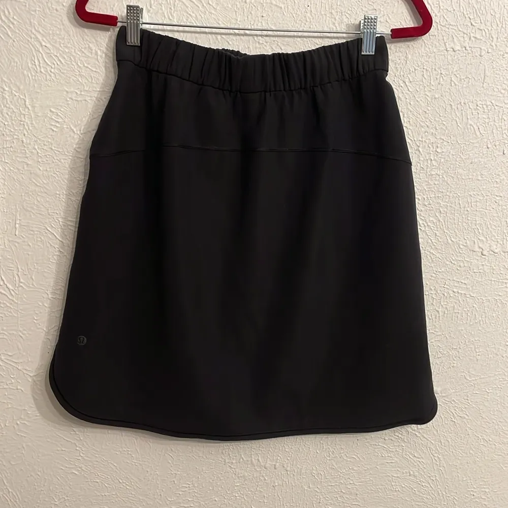 Lululemon Womens On The Fly Skirt 21” Black Travel Commute Curved Hem Size 8 - Image 3