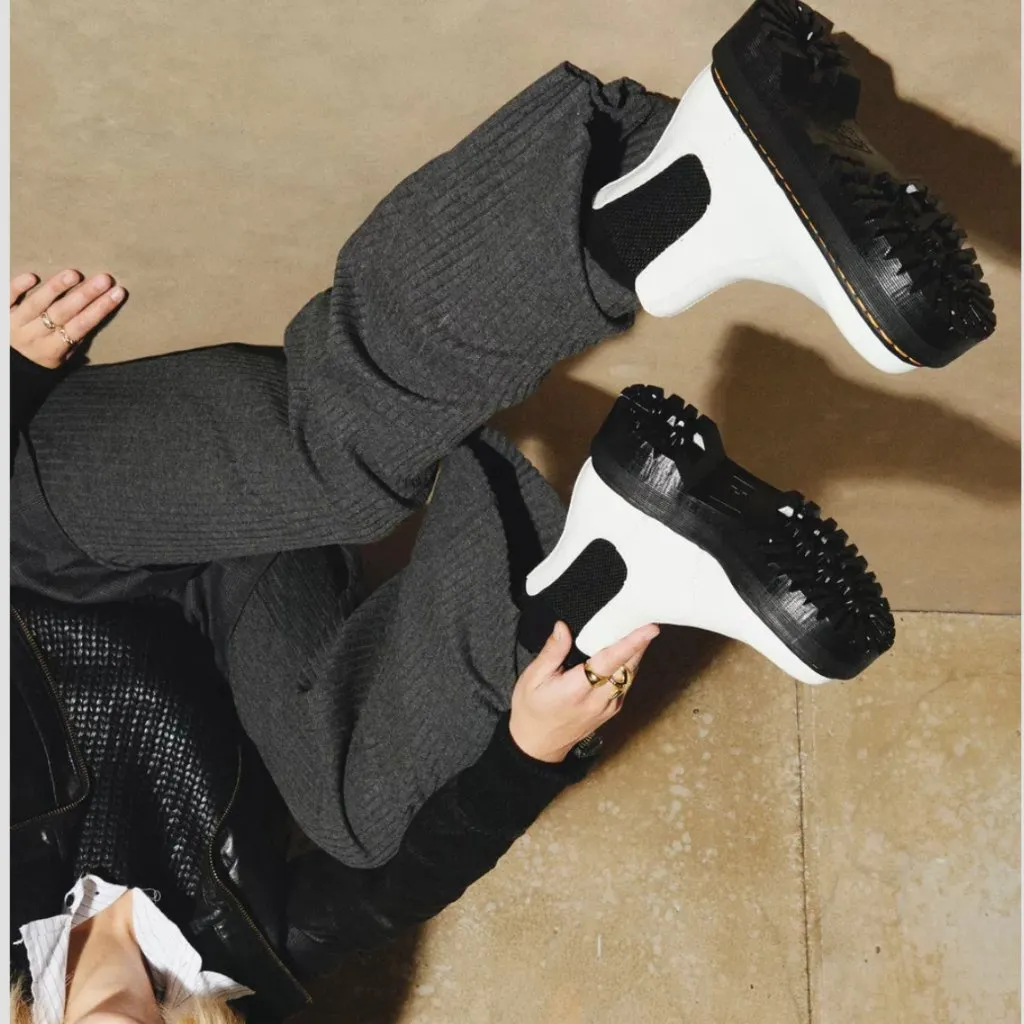 NEW DR. Martens 2976 Smooth Leather Platform Chelsea Boots - Image 3