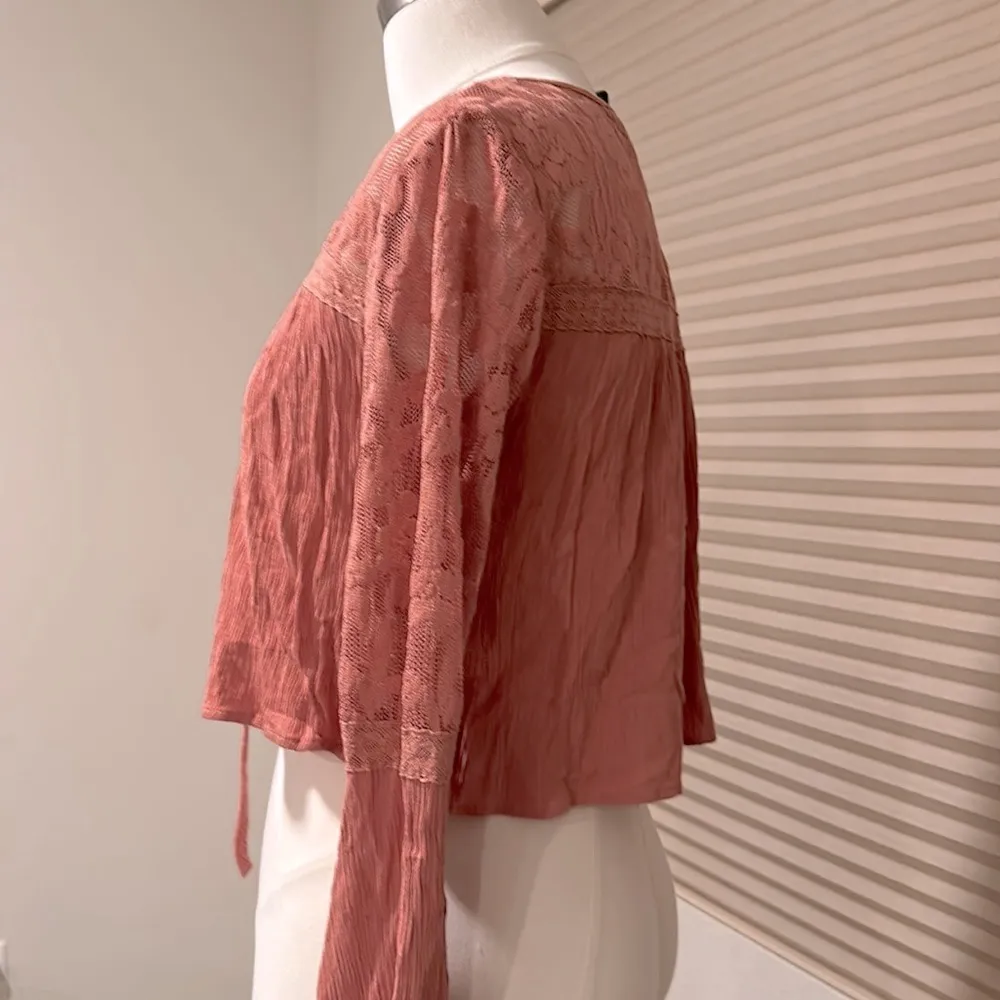 NWOT lace inset long sleeve crop top - Image 4