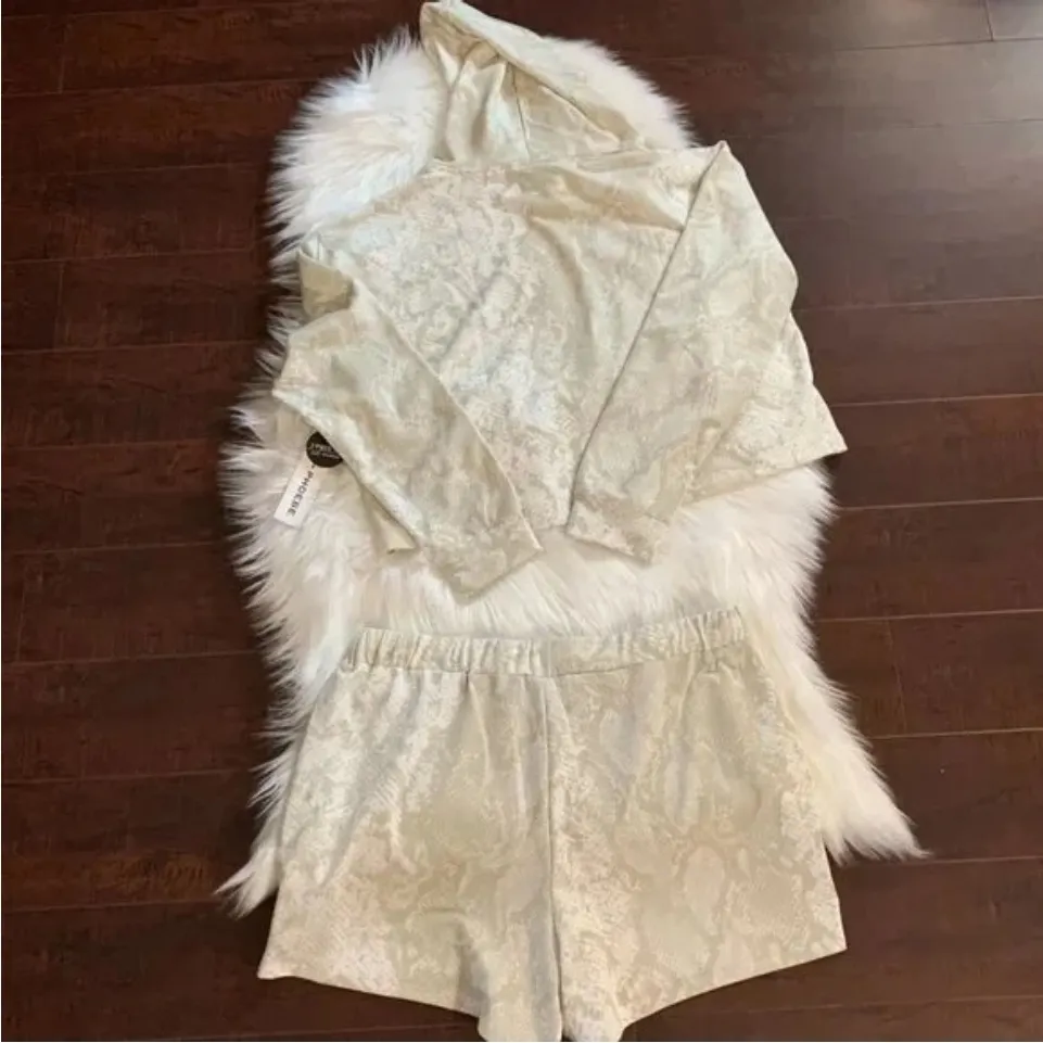 Zoe + Phoebe Ivory Snake Print 2pc Hoodie + Shorts Lounge Set Size Large - Image 6