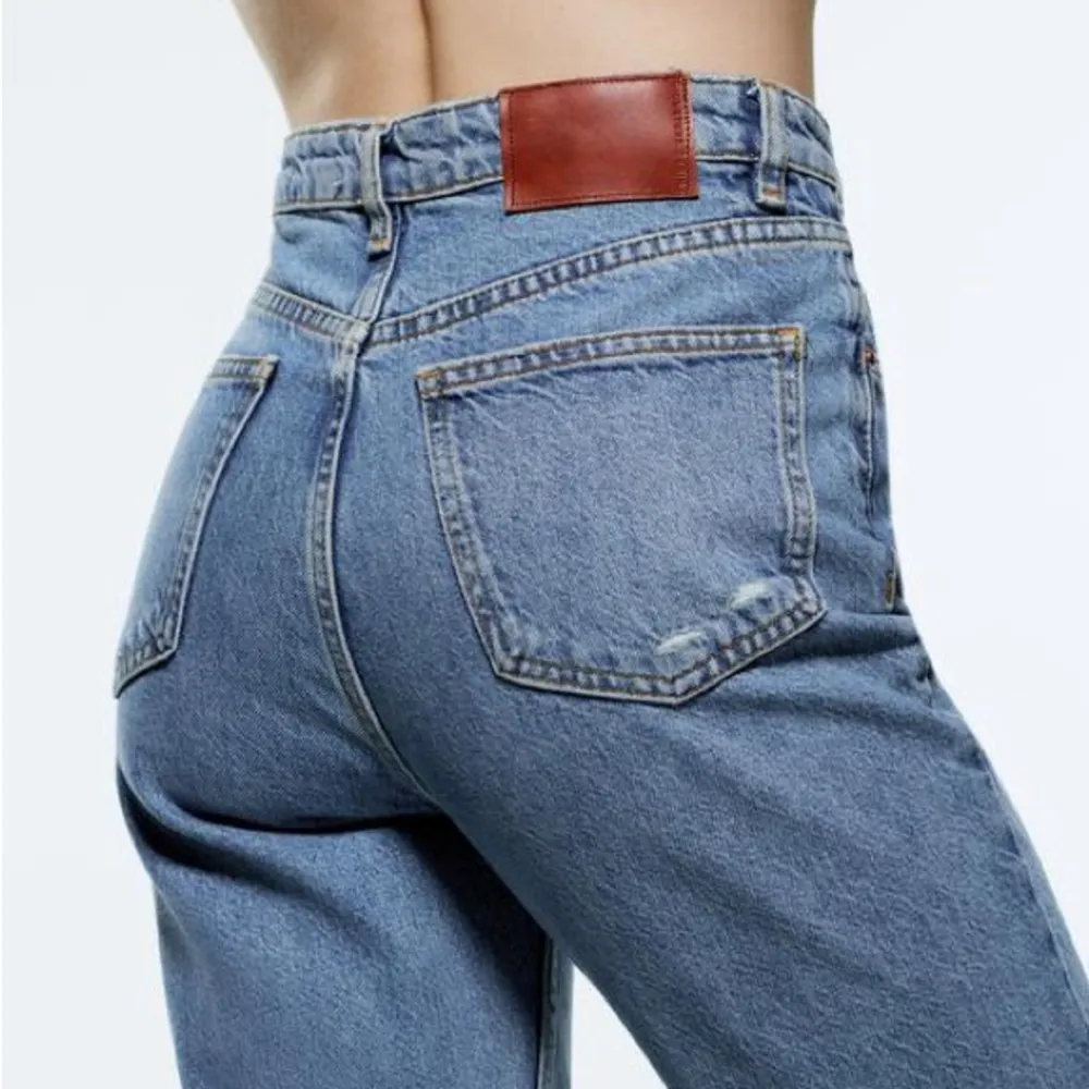 Zara 90’s Mom Fit Relaxed Distressed Knee Jeans Blue Vintage Wash Size 4 - Image 4