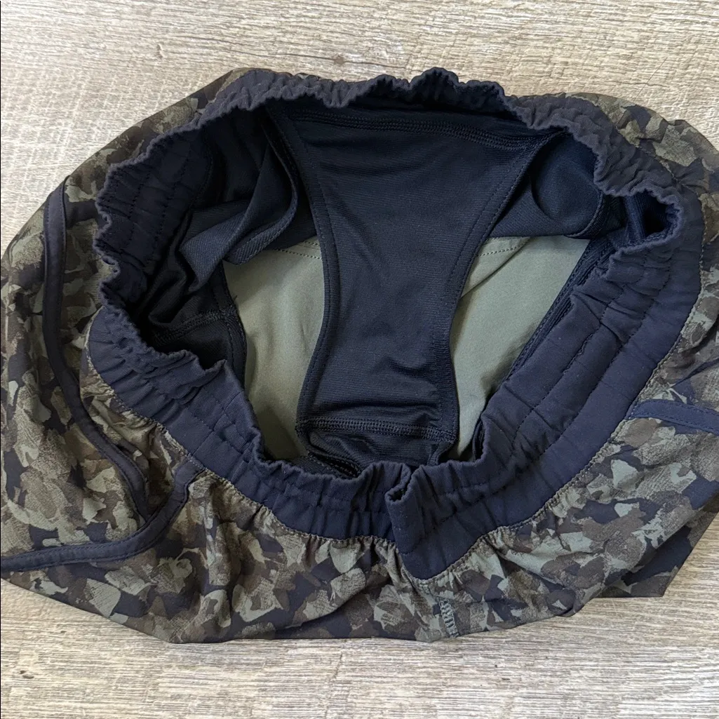 Lululemon Tracker Shorts Mystic Jungle Green Black Camo Size 6 - Image 4