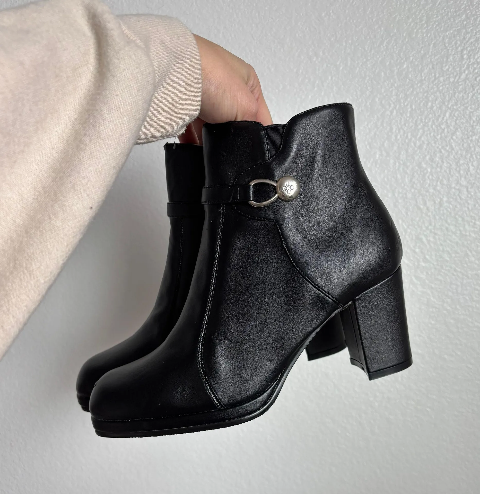 Black Vintage Leather Heeled Boots Size 6.5 - Image 2