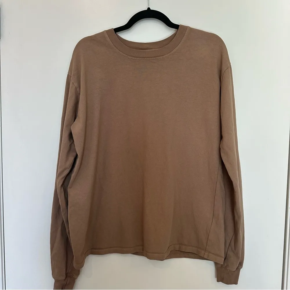 Good American Essential Long Sleeve Crewneck Top Putty Brown size 1/2 small S/M - Image 4