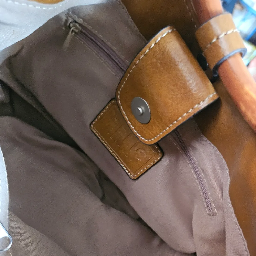 Relic Floral Beige Handbag with Tan Leather Trim (11in x 8.5in x 4in) - Image 5