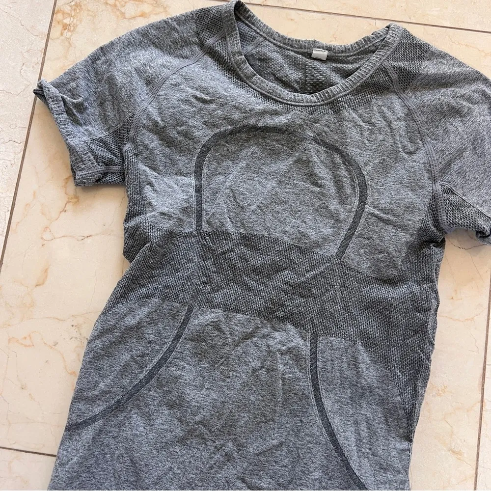 Lululemon Logo Gray Short Sleeve Athletic Top Sz 0 - Image 2