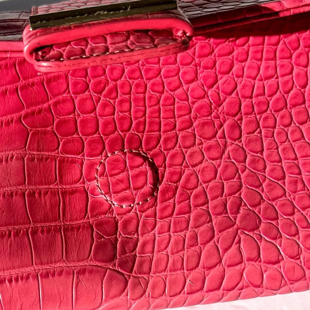 NWOT Barbiecore Croc Clutch Purse in Hibiscus Pink 🌺 - Image 9