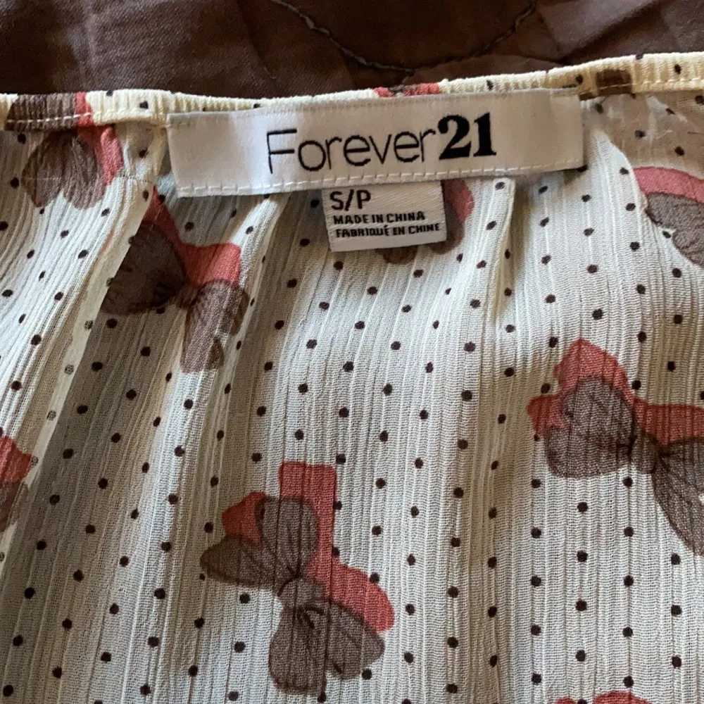 Forever 21 Hi-Low Brown and Cream Polka Dot and Bow Blouse Size Small - Image 4