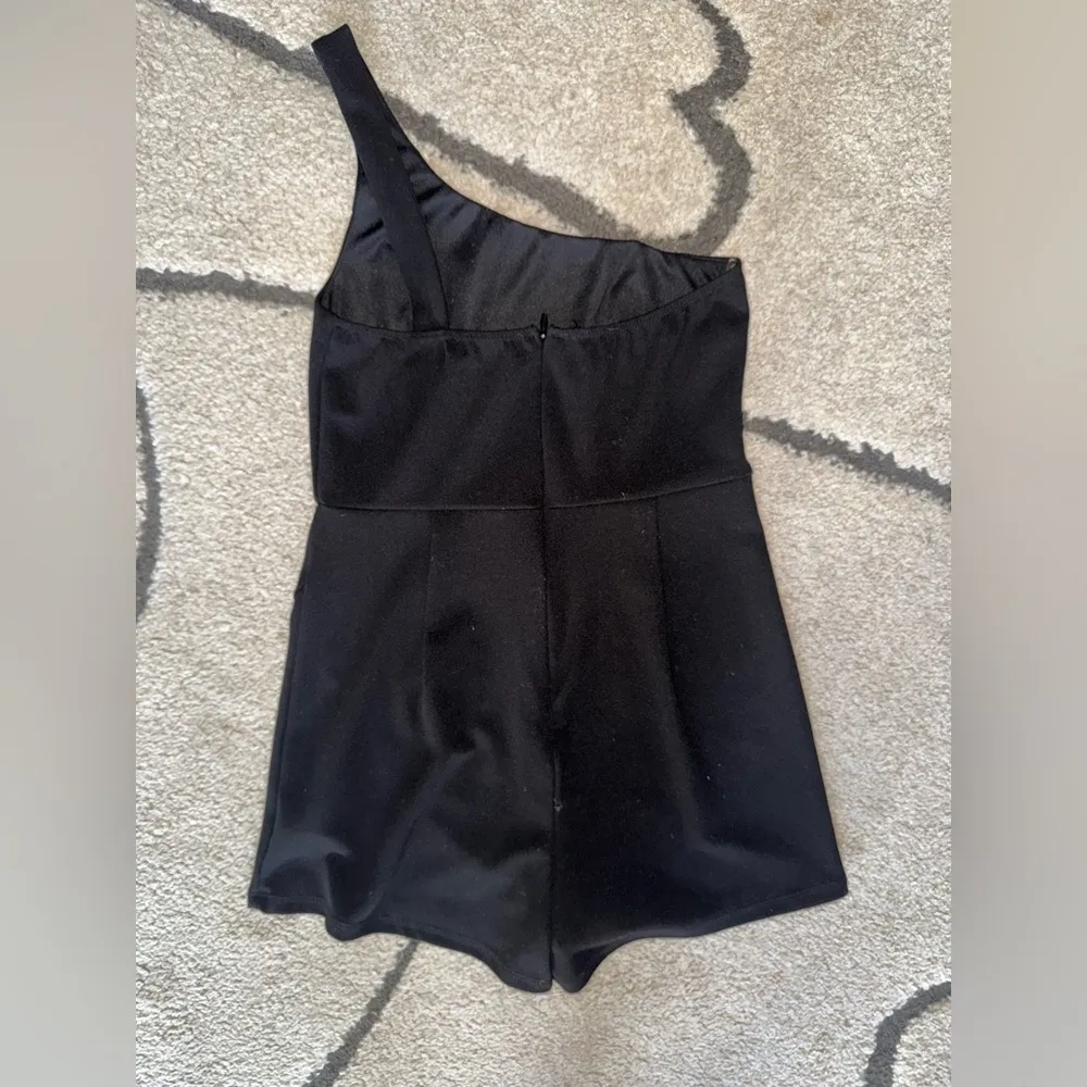 Blue Blush Black One-Shoulder Romper - Image 6