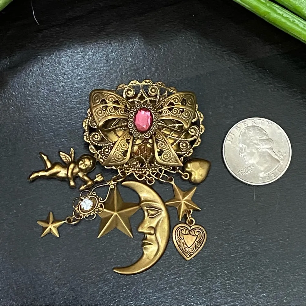 Vintage Victorian Unsigned Ornate Celestial Moon Stars Cherub Charm Brooch Gold - Image 4