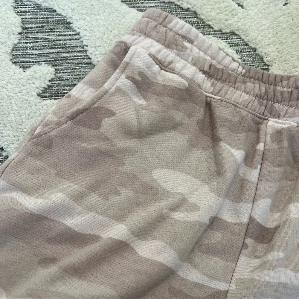 American Eagle Outfitters AEO Tan Cream Camo Print Longline Sweat Shorts Size S - Image 2