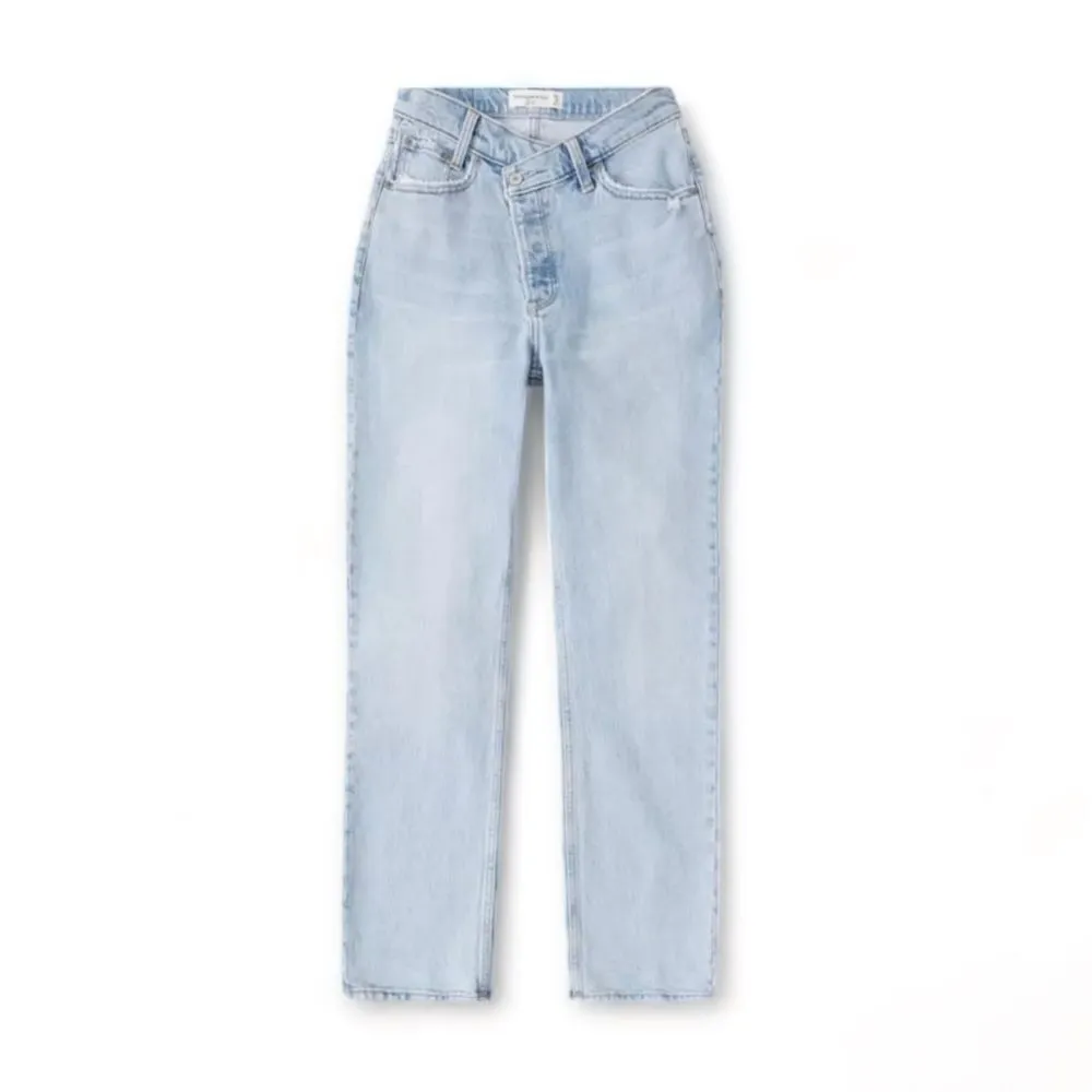Abercrombie & Fitch Curve Love Crossover Dad High Rise Straight Leg Jeans - Image 7