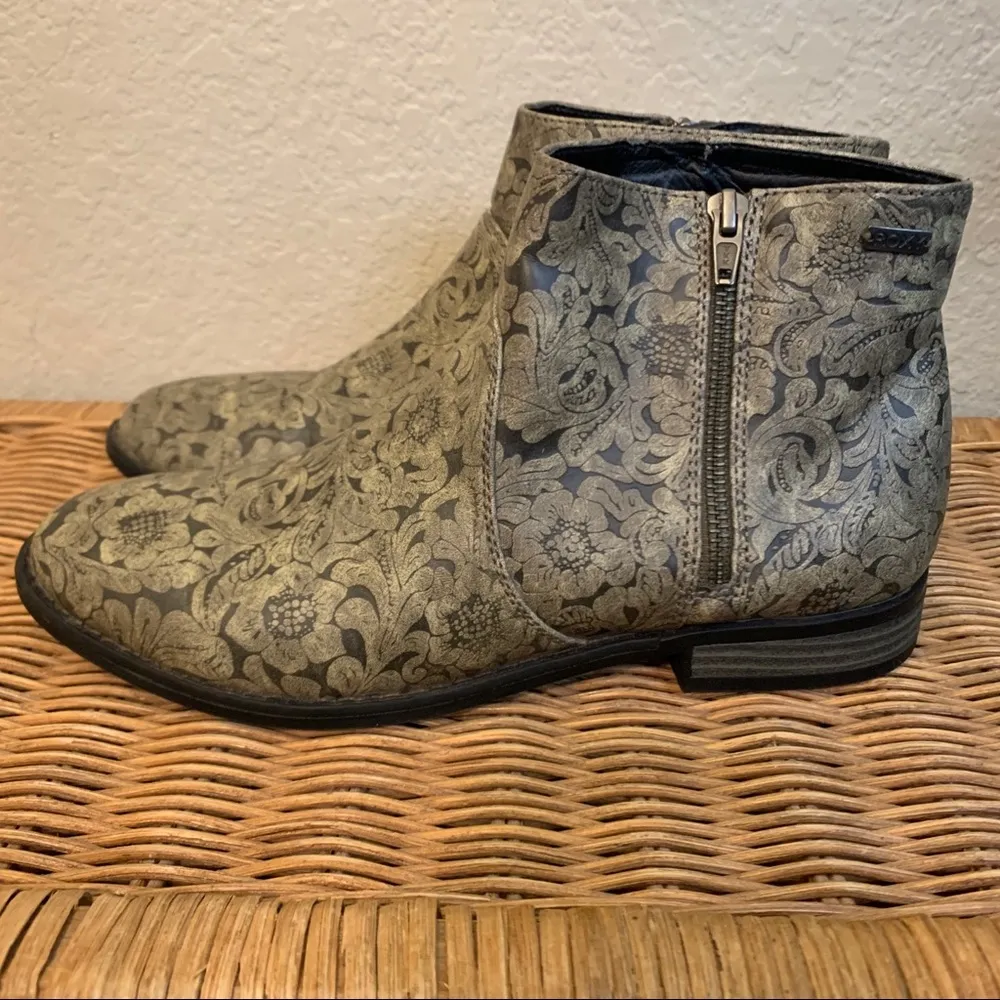 Roxy Black and Gold Filigree Roces Ankle Booties Size 10 - Image 7