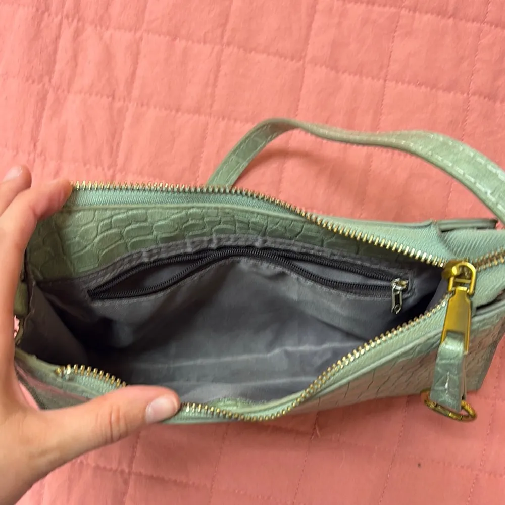 Light Green Croc-Embossed Shoulder Bag - Image 7