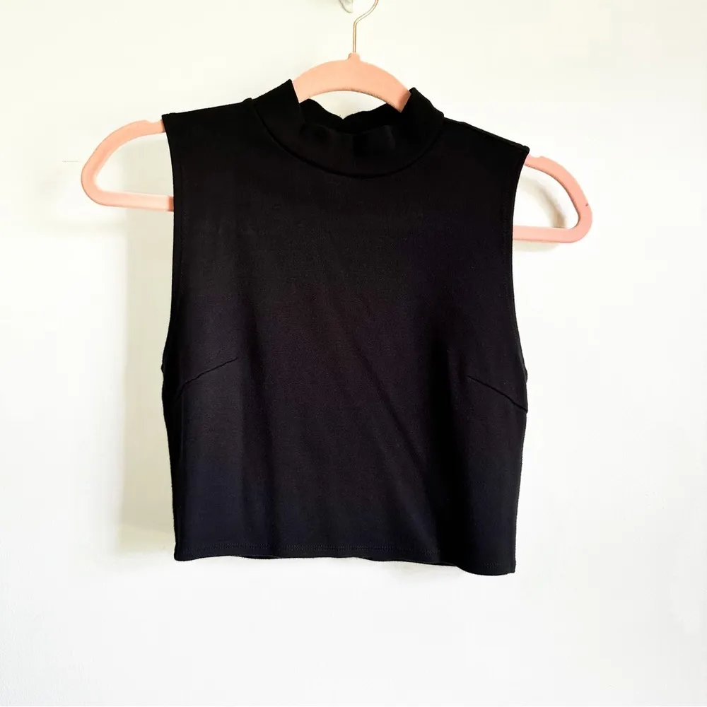 Forever 21 Black Mock Neck Sleeveless Crop Top sz Medium - Image 3