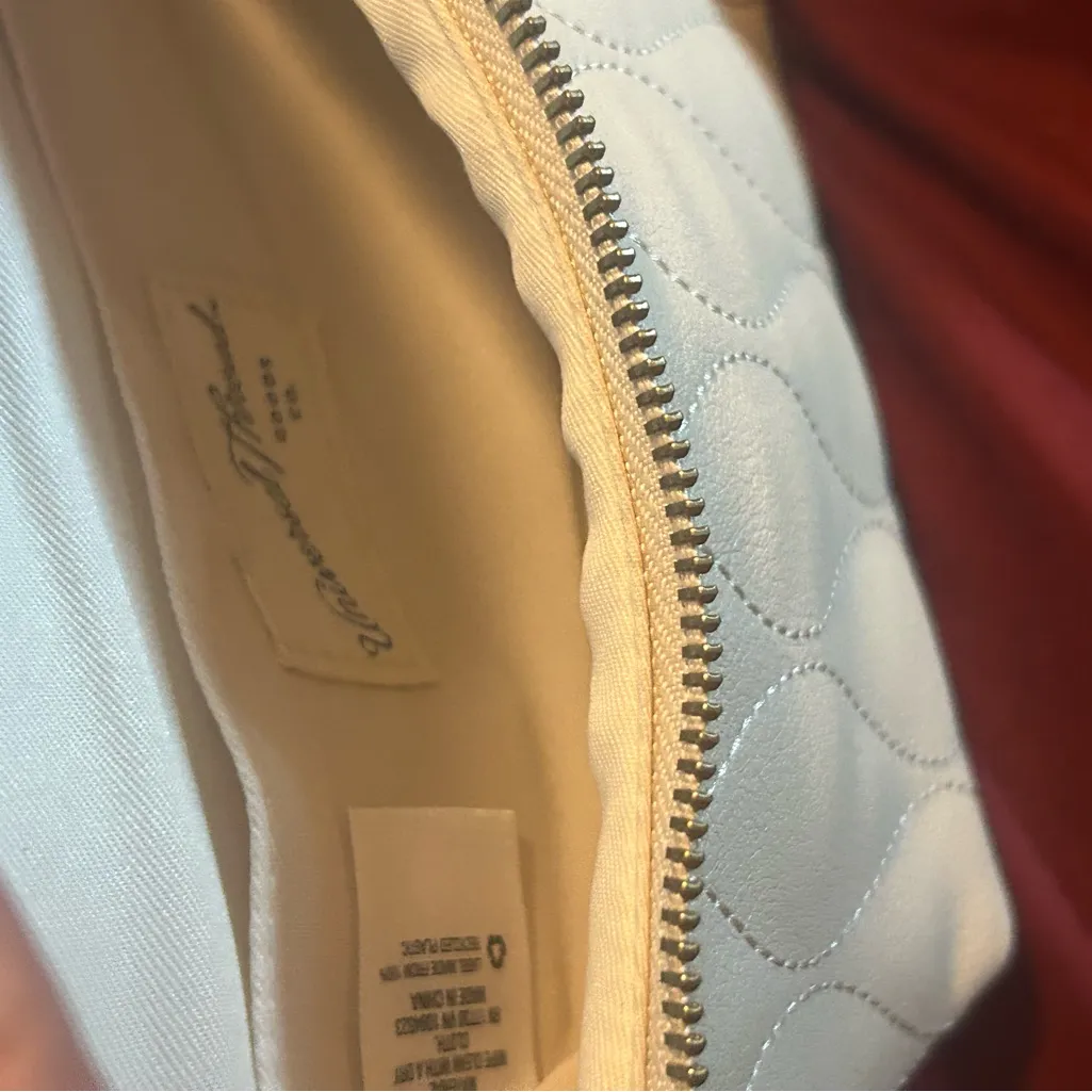 Universal Thread Quilted White Fanny pack - Image 8