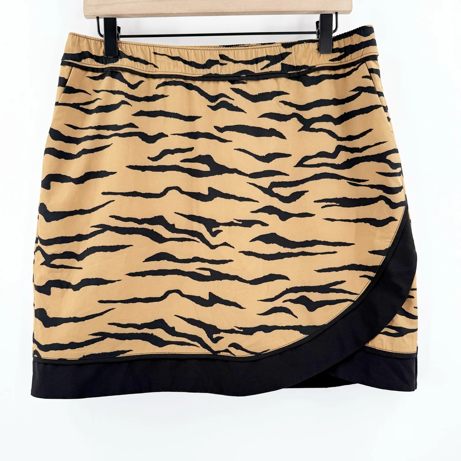 Chico's Zenergy Skort Size 6 UPF Tiger Print Curved Hem Athleisure Golf Travel - Image 2
