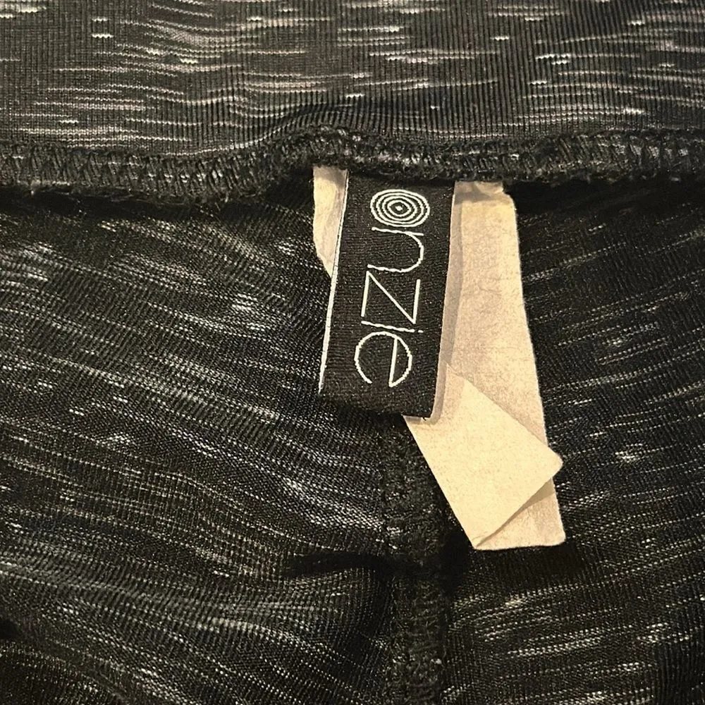 Onzie Women’s Black & White Weave Cropped Leggings - Size S/M - Image 4