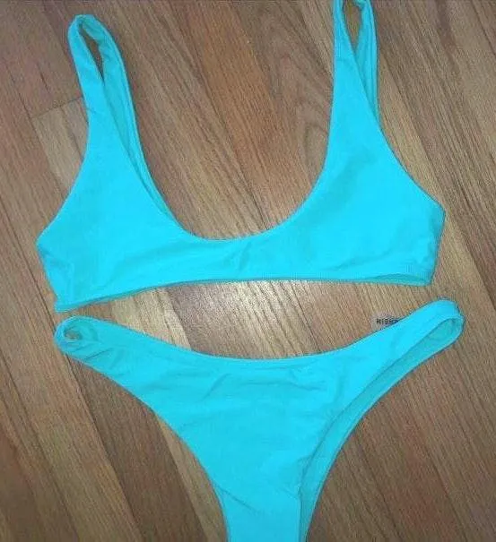 SheIn Solid top with cheeky Bikini bottoms - Image 2