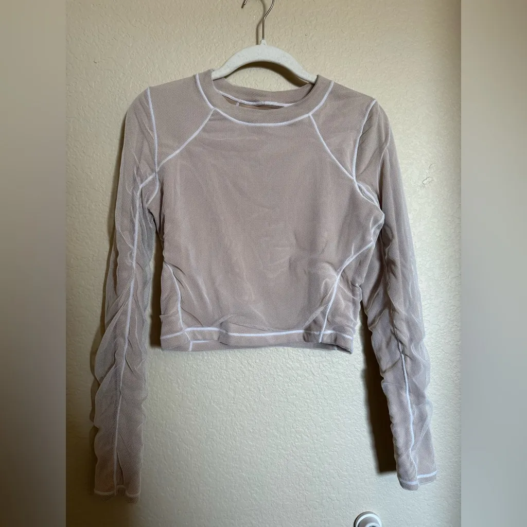 Alo Yoga Vision Long Sleeve Shirt Sz M in White Latte Cropped Ruched Mesh - Image 3