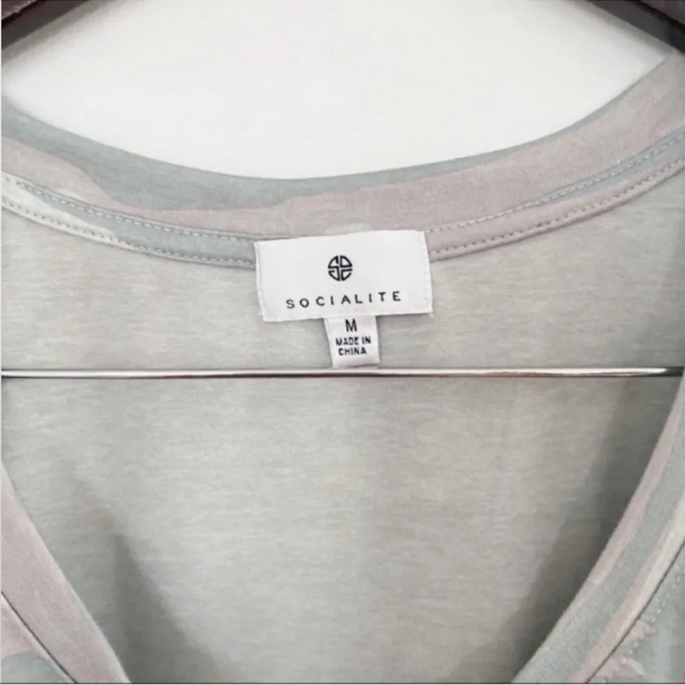 Gray Camo Scoop Neck T-Shirt Size Medium Short Sleeves Basic - Image 4