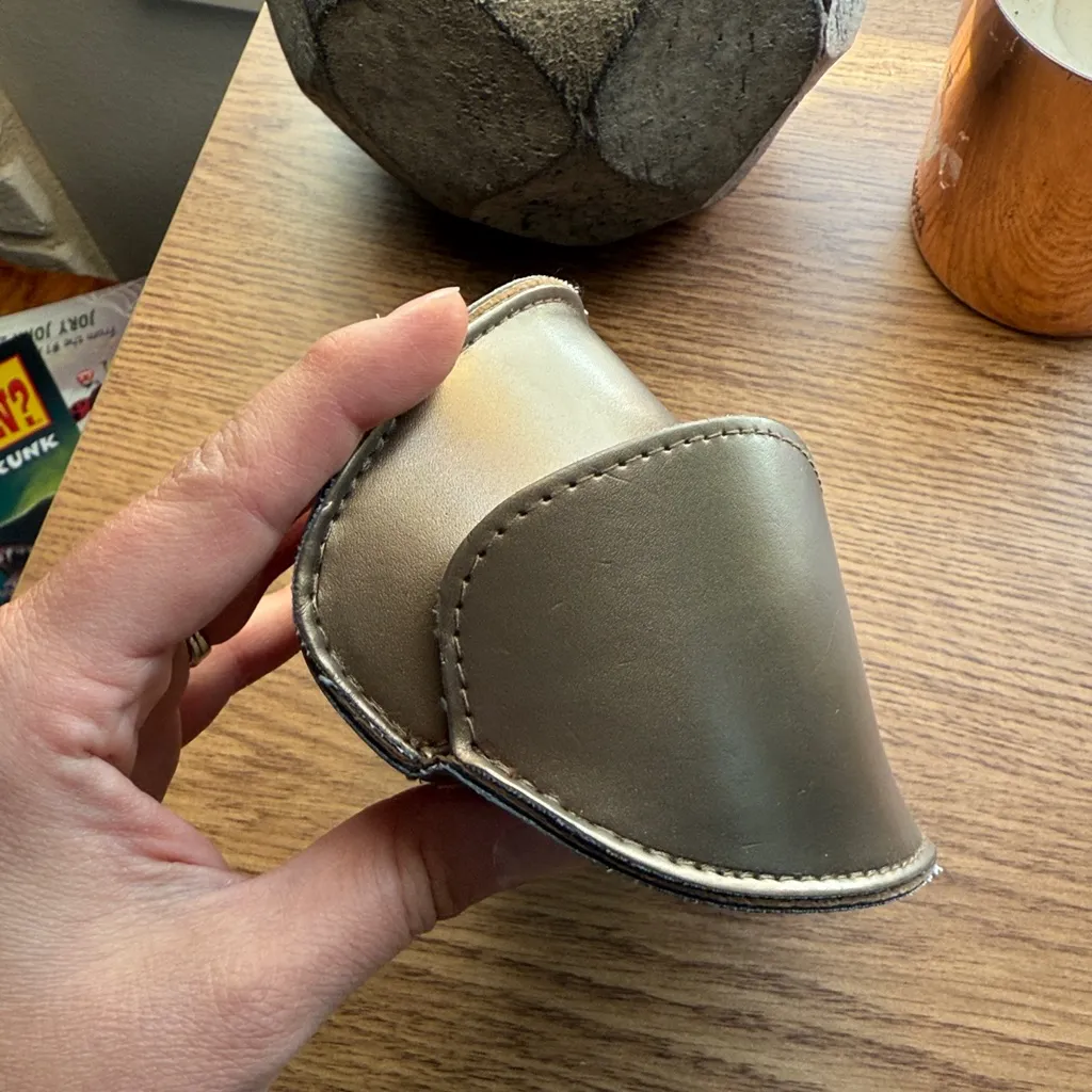 Gucci Vintage Brown Leather Sunglasses Hard Pouch with Lens Cloth - Image 6