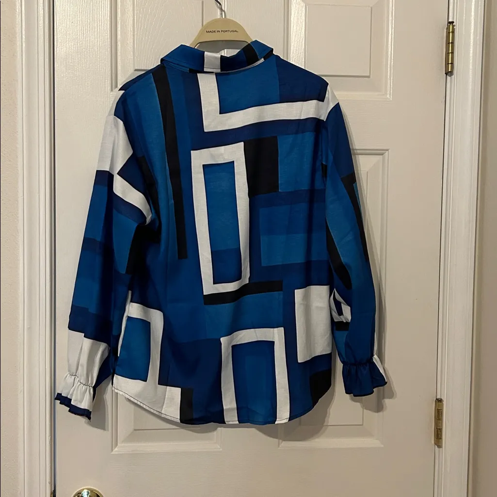 NWOT Geometric Blue and Black button down Shirt Size L - Image 4