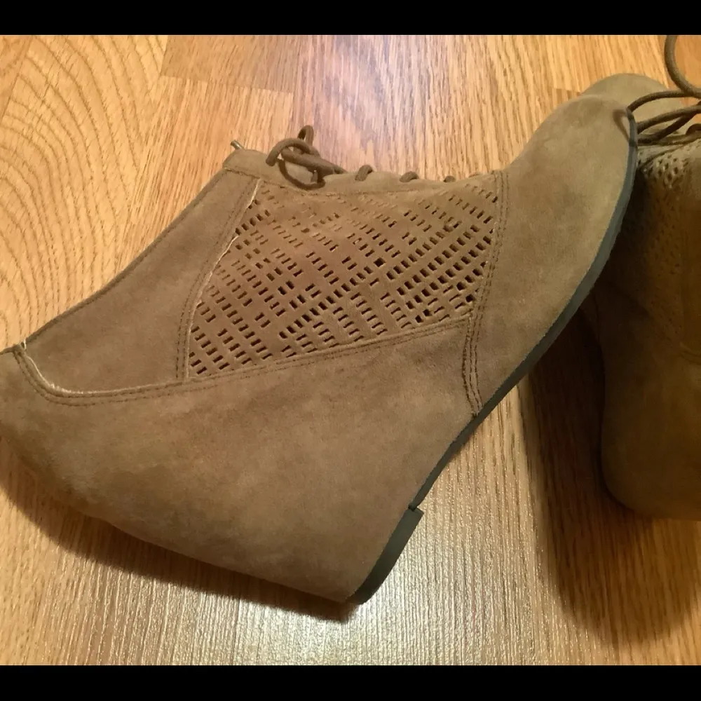 Fergalicious womens brown suede ankle booties size 9 lace up wedge booties - Image 5