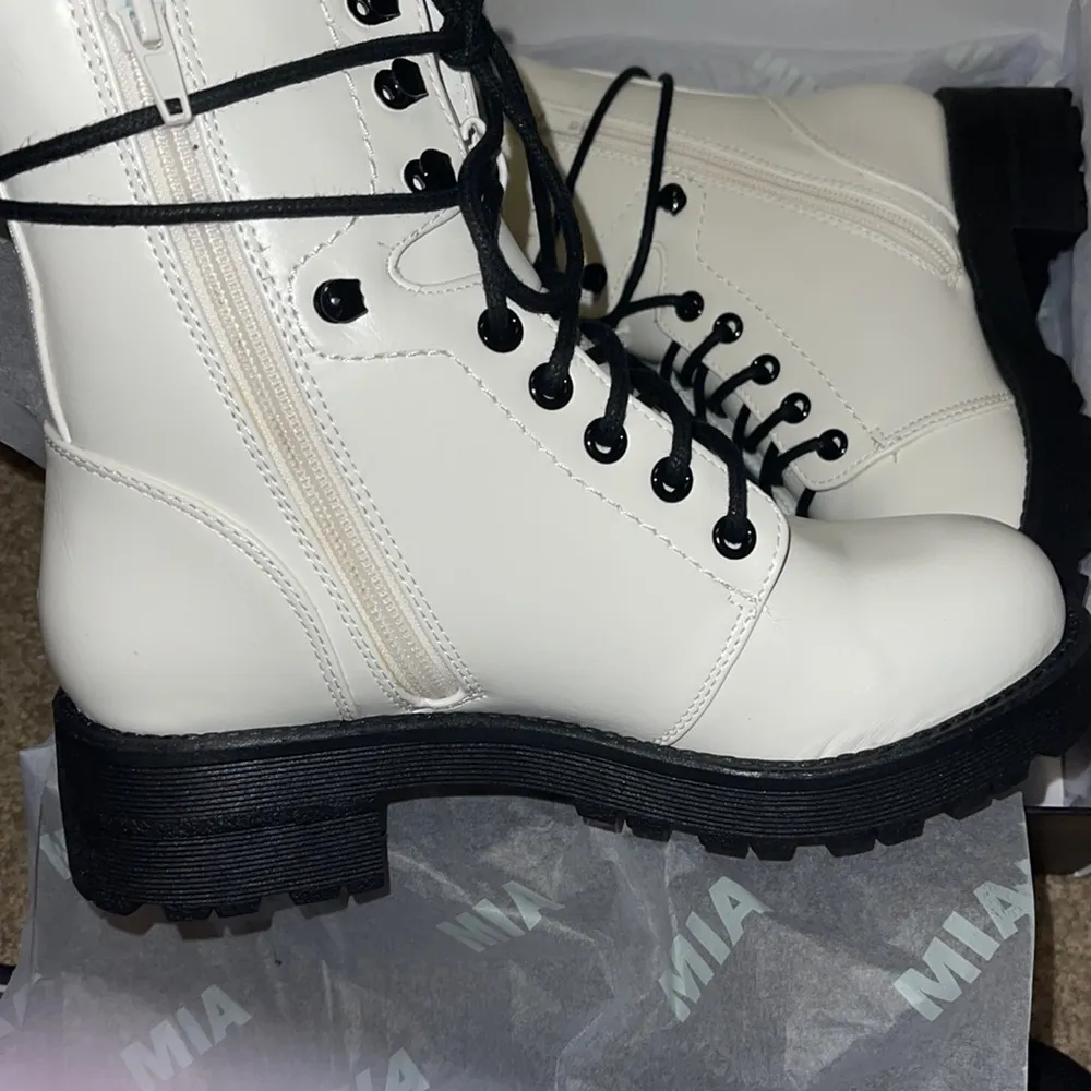 NEW In Box MIA Indigo Boot White/Black Trending 6 - Image 10